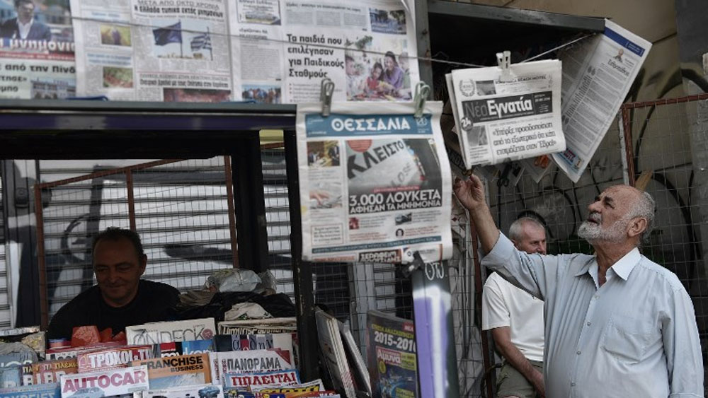 Grecia sale del rescate tras ocho años pero no de austeridad