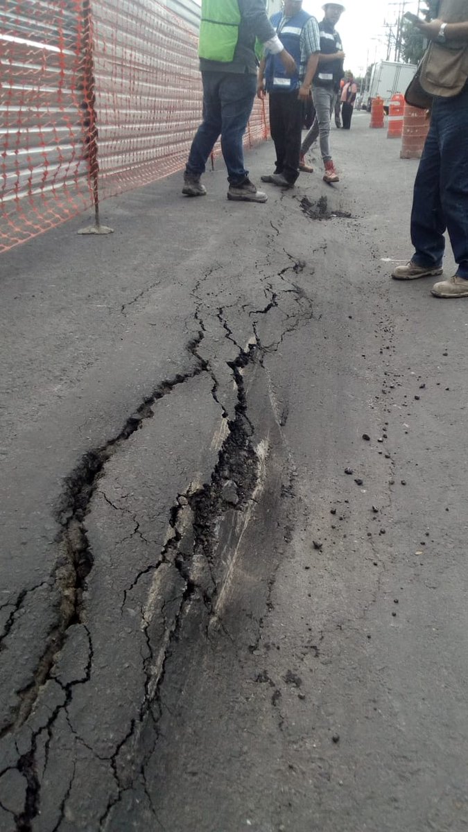 Obra hunde pavimento en Iztacalco - grieta-anil1