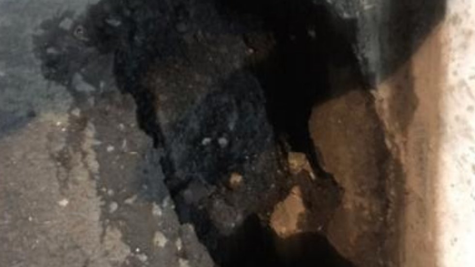 Se abre grieta de metro y medio de profundidad en la Del Valle