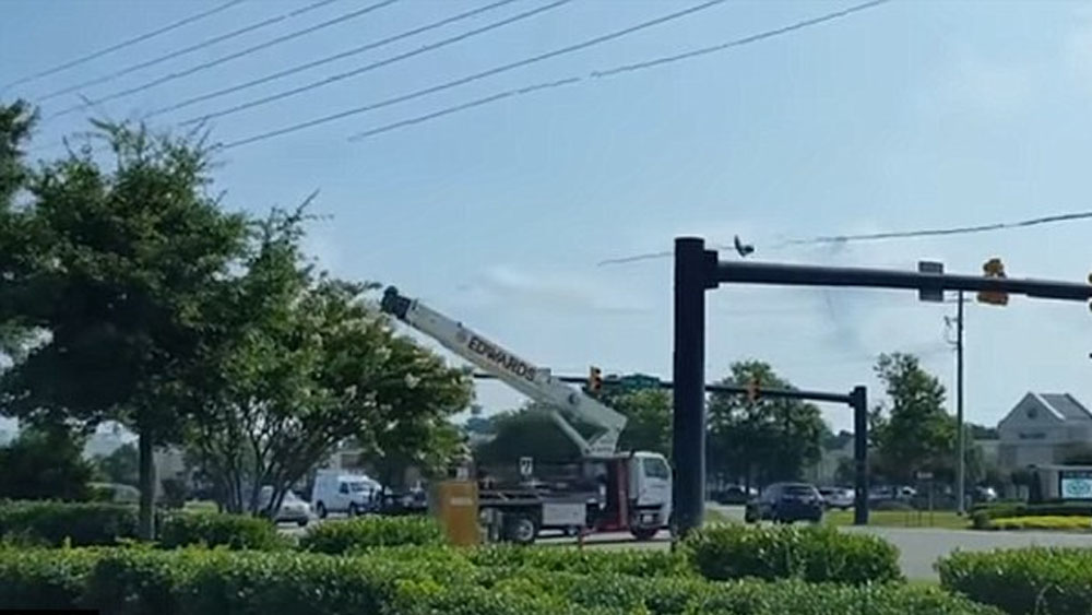 #Video Conductor de grúa derriba cables y semáforo en EE.UU.