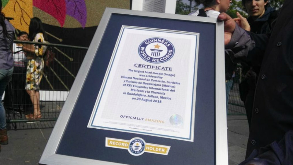 Rompen Récord Guinness por mosaico de chaquira más grande del mundo - guadalajara-chaquira-2