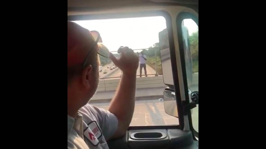 Repartidores salvan con una cerveza a potencial suicida