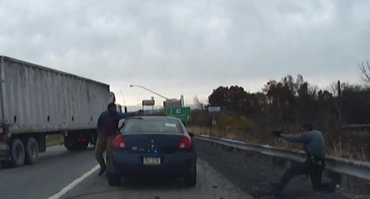 #Video Hombre dispara contra policías en EE.UU.
