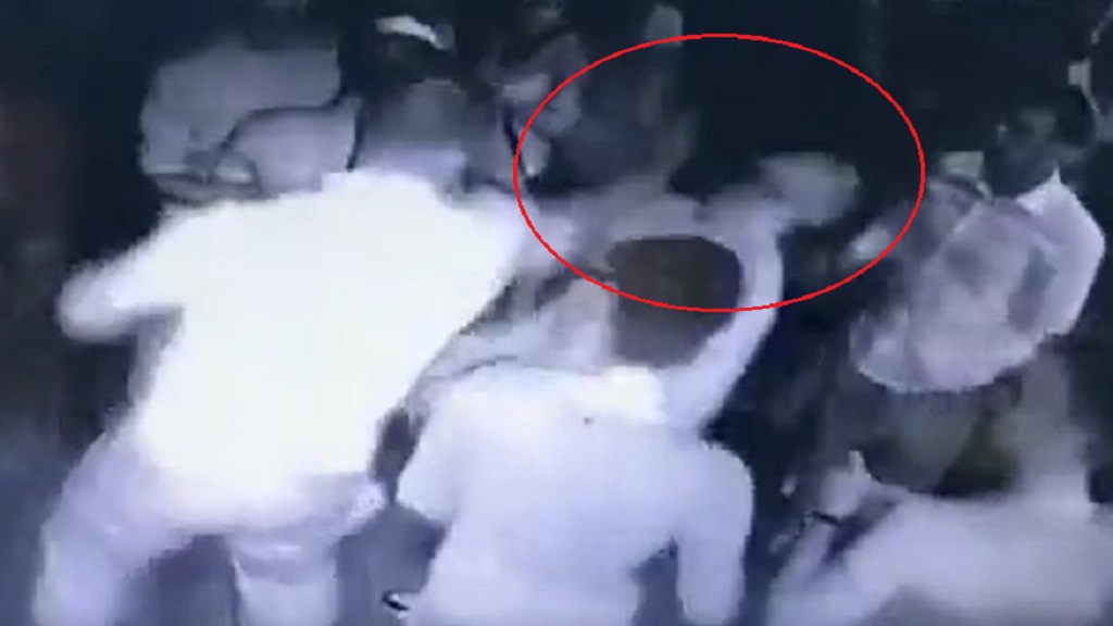 #Video Sujeto noquea a jóvenes en antro sin razón aparente #Video Sujeto noquea a jóvenes en antro sin razón aparente