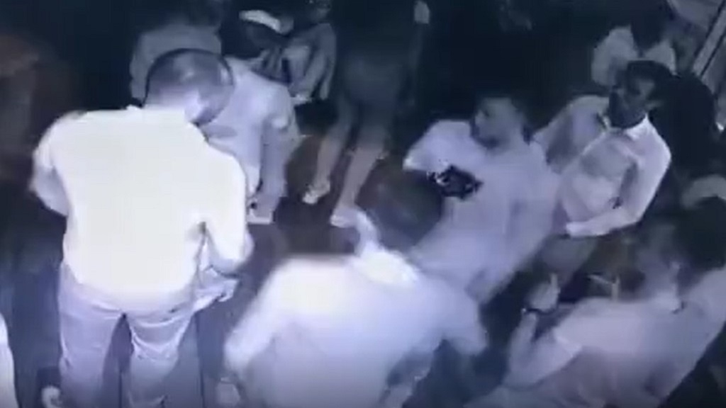 #Video Sujeto noquea a jóvenes en antro sin razón aparente - hombre-noquea-a-dos-en-antro