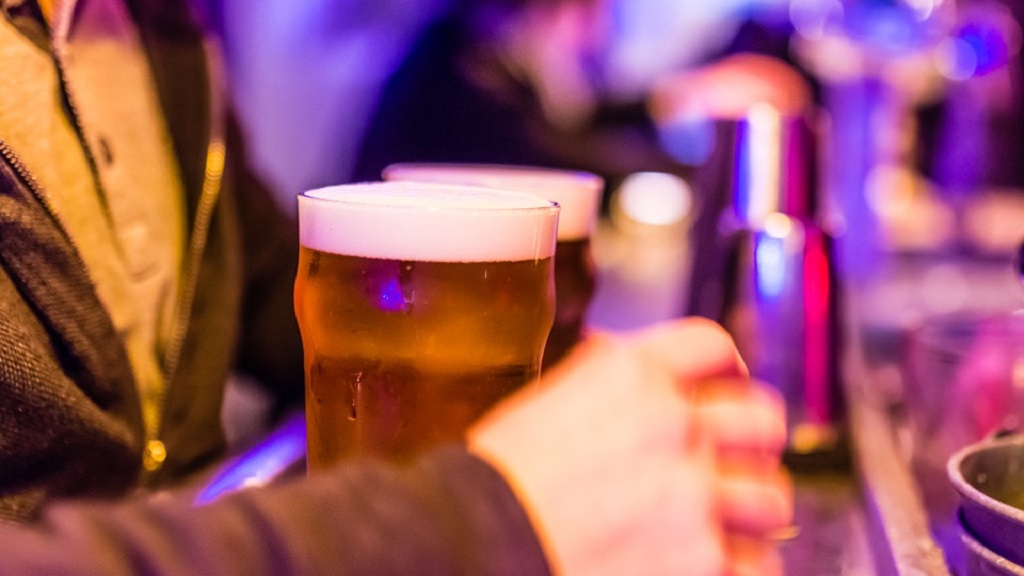 #VIRAL Se queda encerrado en baño de bar tras ponerse ebrio - hombre-pasado-de-copas-pide-ayuda-sin-necesitarla-realmente