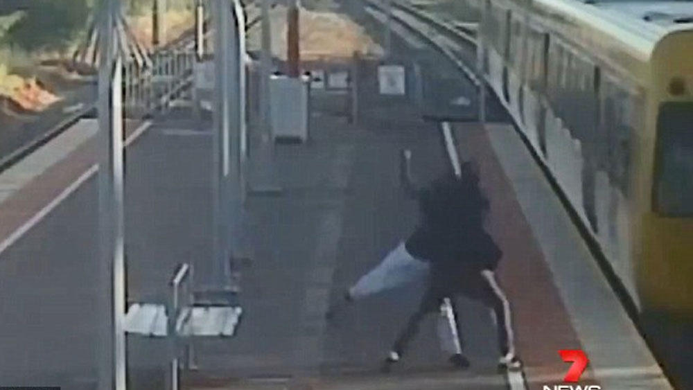 #Video Hombre intentar arrojar a su novia a vías de tren