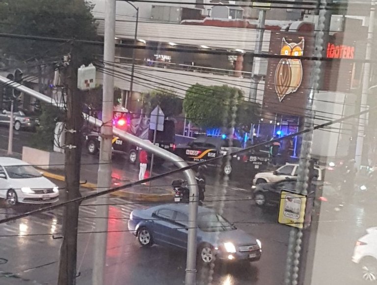 Detienen a cuatro por balacera en avenida Universidad - hooters-disparos-colombianos-2