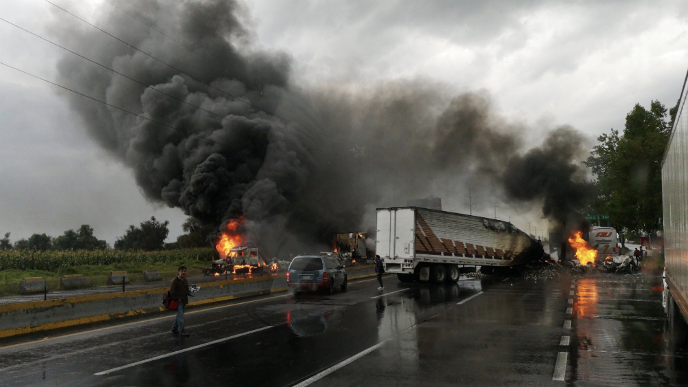 Se enfrentan huachicoleros y soldados en la autopista México-Puebla