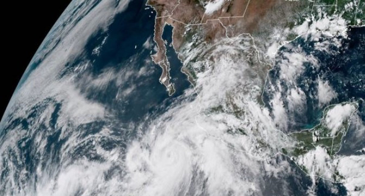 Huracán John alcanza categoría 2 Huracán John alcanza categoría 2