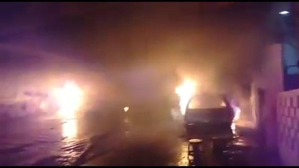 Incendian cinco vehículos en puerto de Acapulco - incendian-cinco-vehiculos-en-puerto-de-acapulco