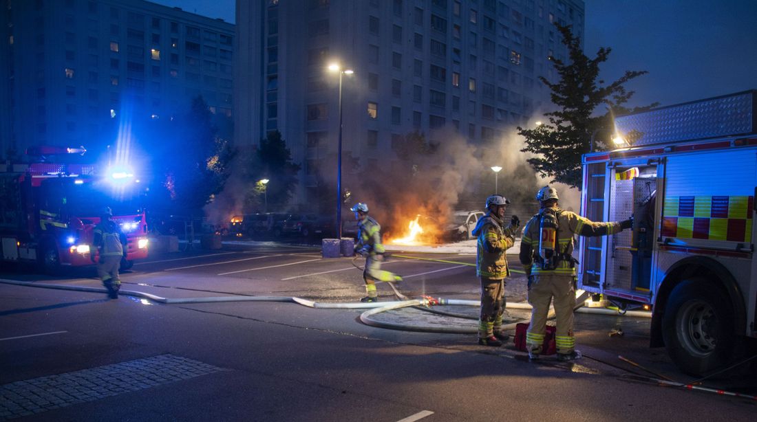 Jóvenes incendian casi 100 vehículos en Suecia - incendio-automoviles-suecia-bandas