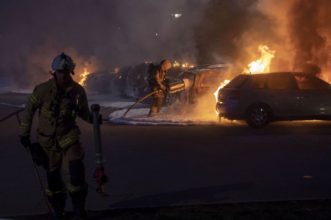Jóvenes incendian casi 100 vehículos en Suecia - incendio-automoviles-suecia