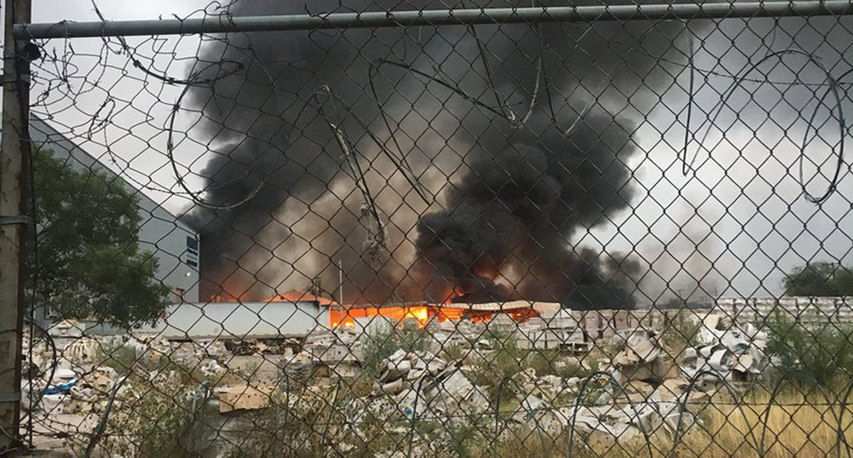 Incendio consume fábrica de baños en Apodaca - incendio-consume-fabrica-de-banos-en-apodaca-nl