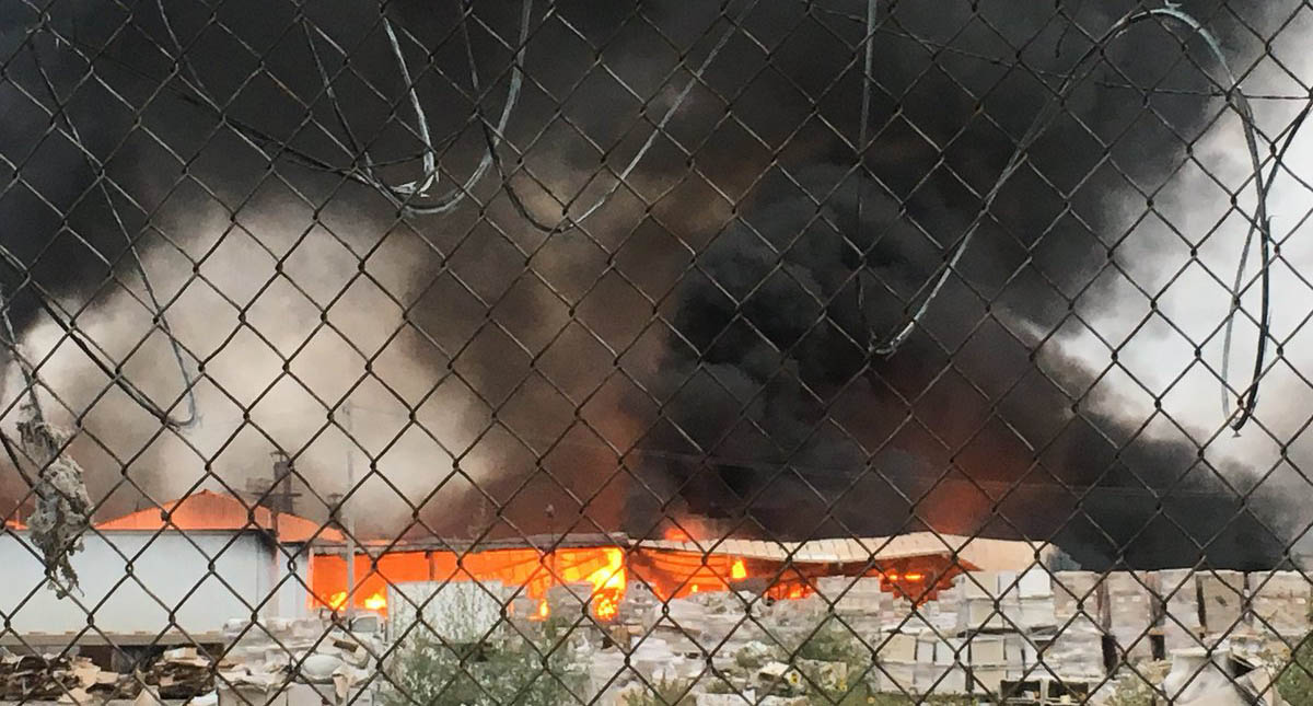 Incendio consume fábrica de baños en Apodaca