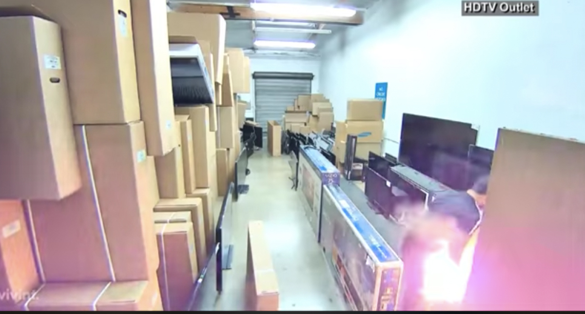 #Video El momento en que un cigarro electrónico explota en el pantalón de un hombre