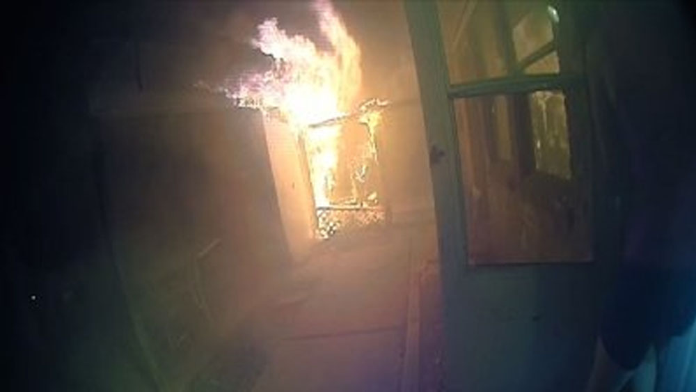 #Video Policía rescata a menores de incendio en Texas