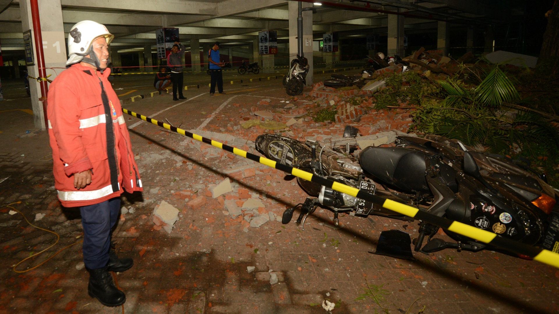 Muertos por sismo magnitud 7 en Indonesia asciende a 82