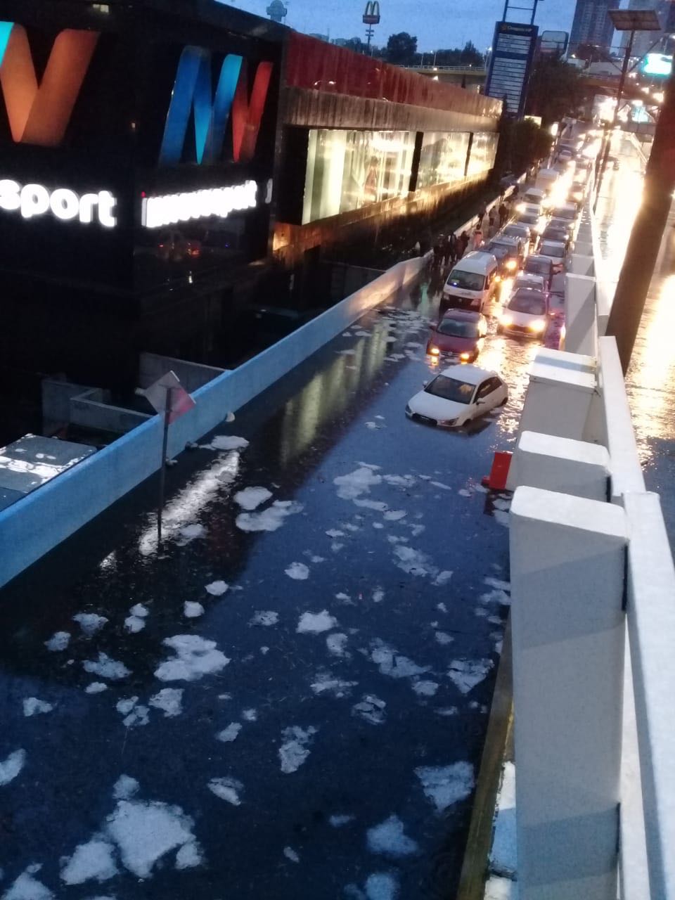 Caos por lluvia y granizo este lunes en el Valle de México - interlomas-inundacion