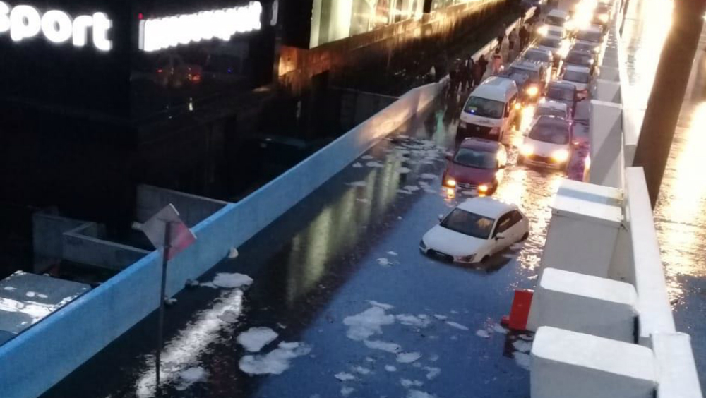 Caos por lluvia y granizo este lunes en el Valle de México