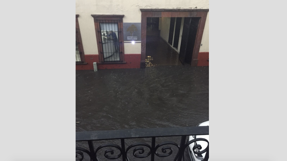 Fuerte lluvia en Querétaro provoca severos encharcamientos