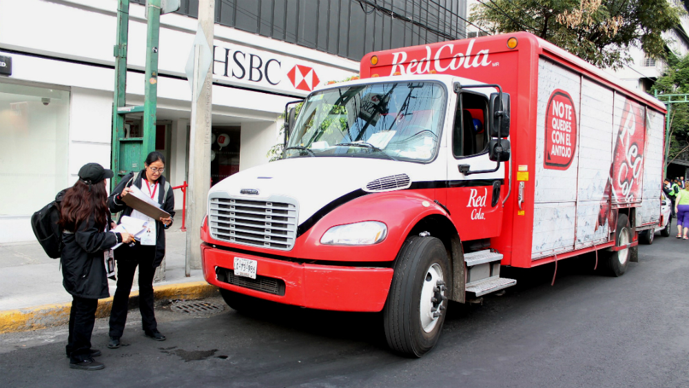 INVEA manda al corralón a siete camiones refresqueros en operativo