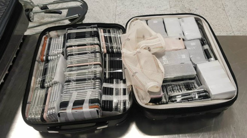Detienen a hombre en Brasil por llevar en su maleta 246 iPhones - iphones-decomisados-brasil-2