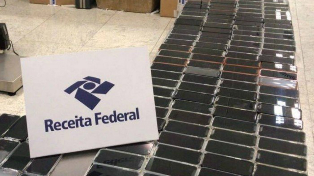 Detienen a hombre en Brasil por llevar en su maleta 246 iPhones