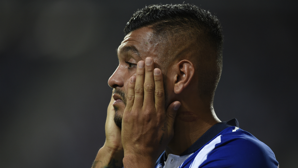 Con Herrera y Corona en la cancha, Porto cae con el Vitoria Guimaraes