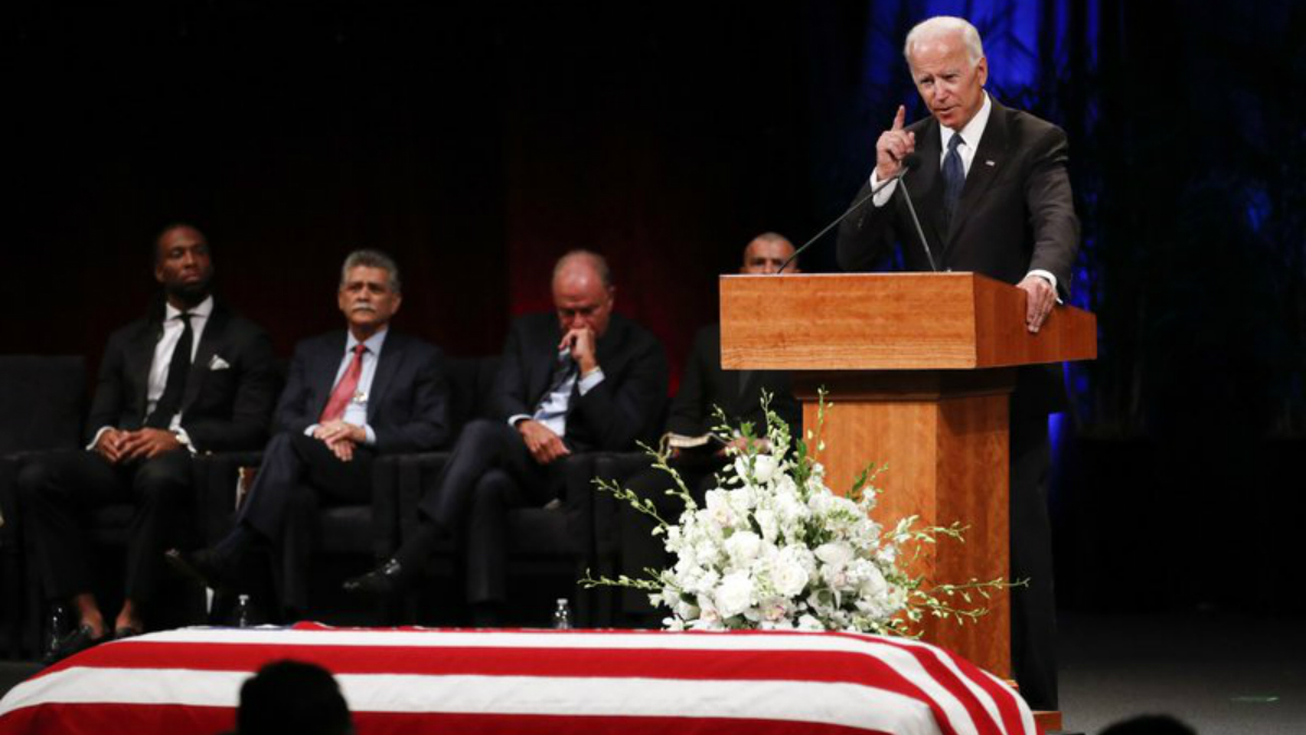 Joe Biden llora en los funerales de McCain