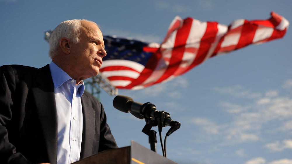 Inician homenajes póstumos a John McCain - john-mccain-bandera-eeuu