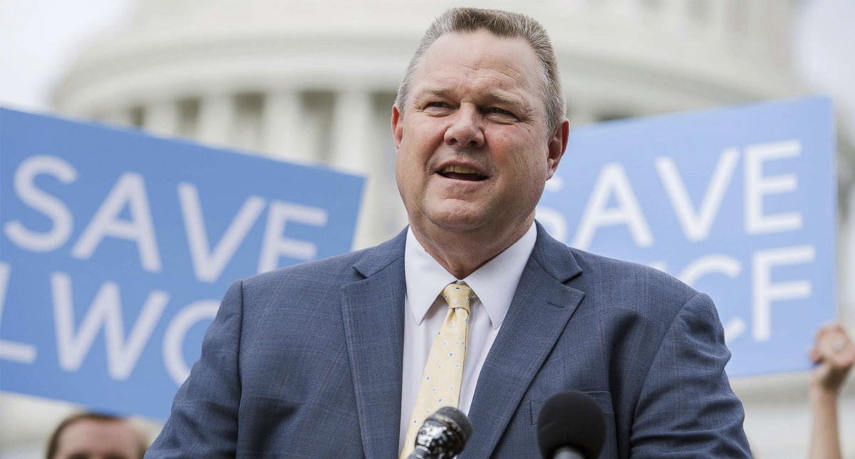 Republicanos condenan cartel de Pearl Jam con la Casa Blanca en llamas - jon-tester