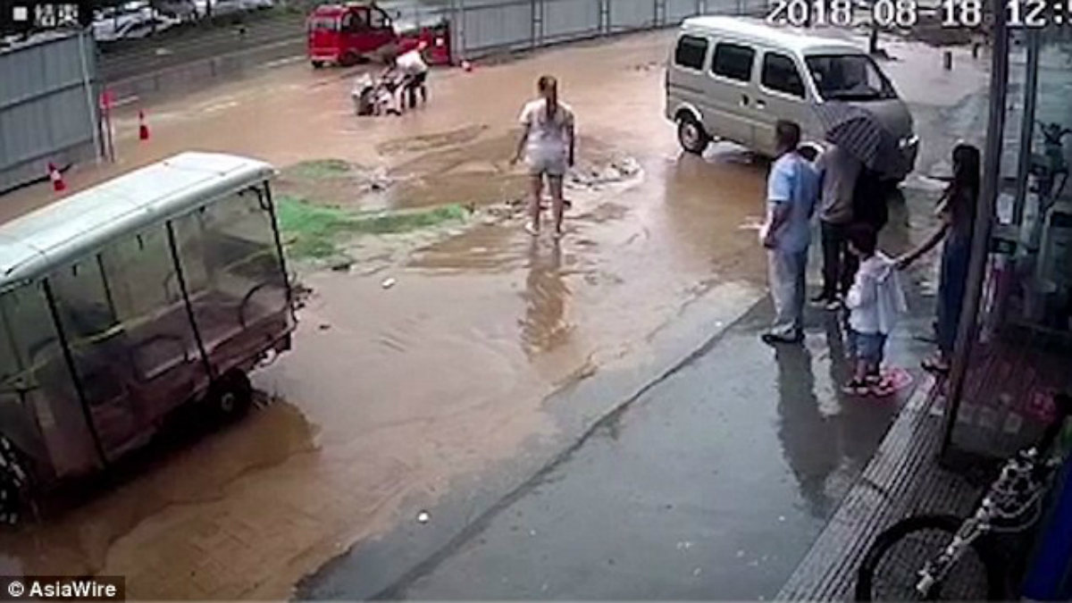 #Video Jóvenes caen a socavón inundado en China