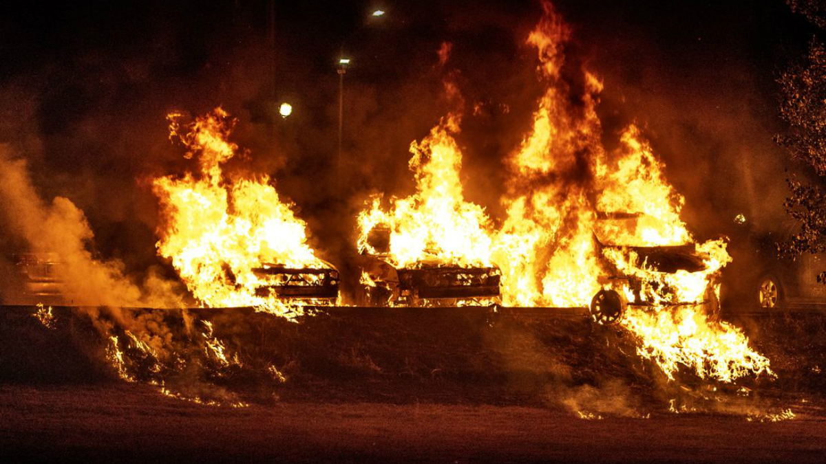Jóvenes incendian casi 100 vehículos en Suecia Jóvenes incendian casi 100 vehículos en Suecia
