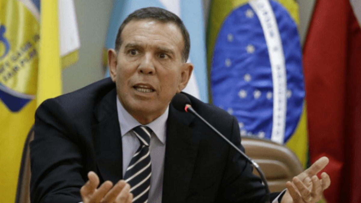Expresidente de Conmebol gana 19 dólares al mes