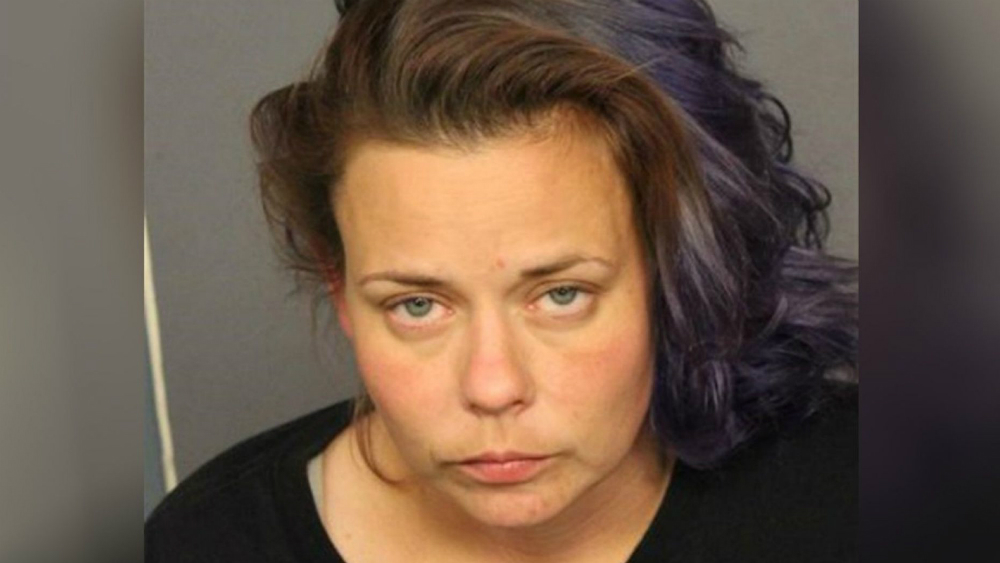 Mujer intenta robar a bebé derribando a la mamá en EE.UU.