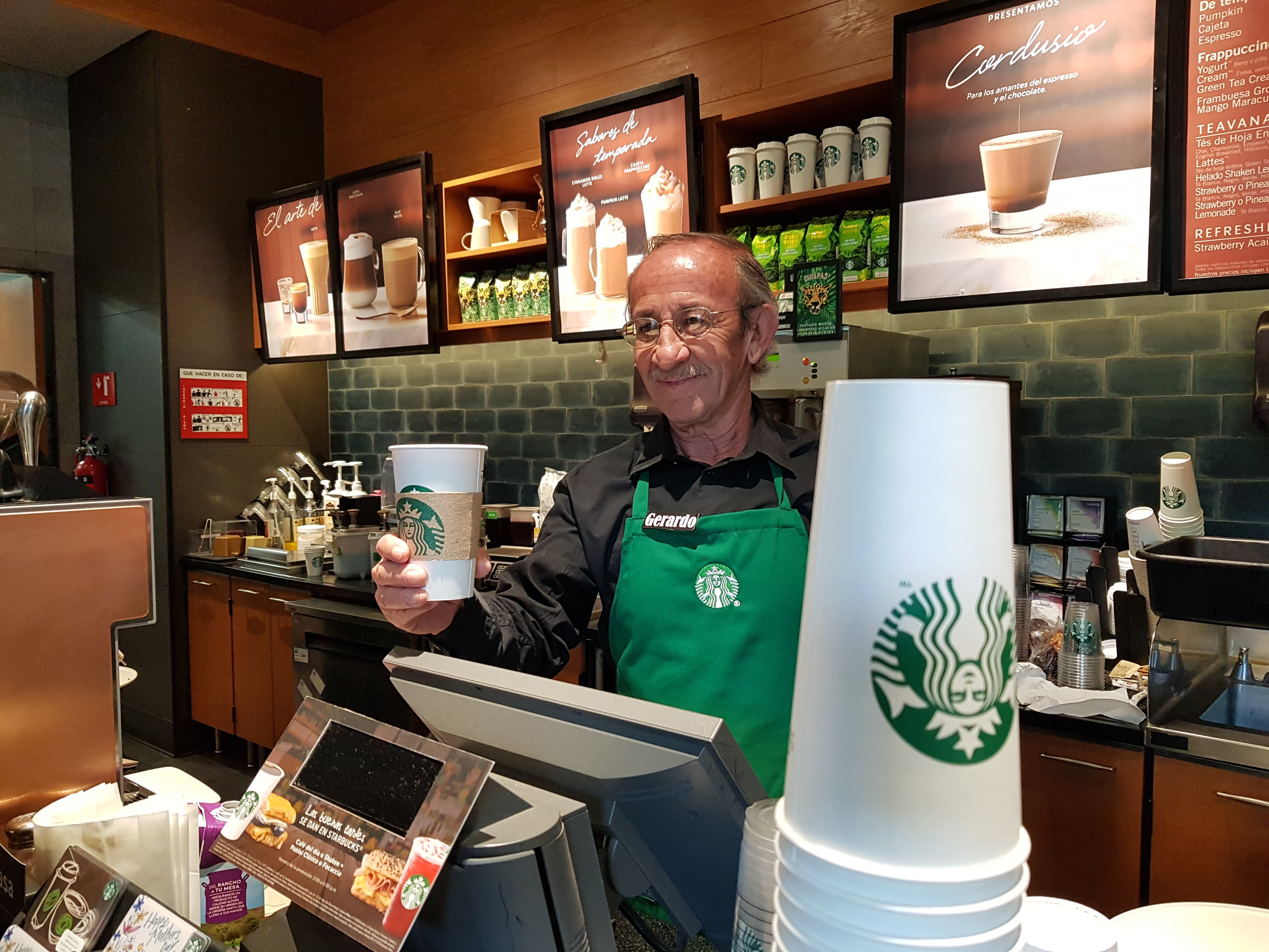 Inaugura Starbucks en México sucursal atendida por adultos mayores