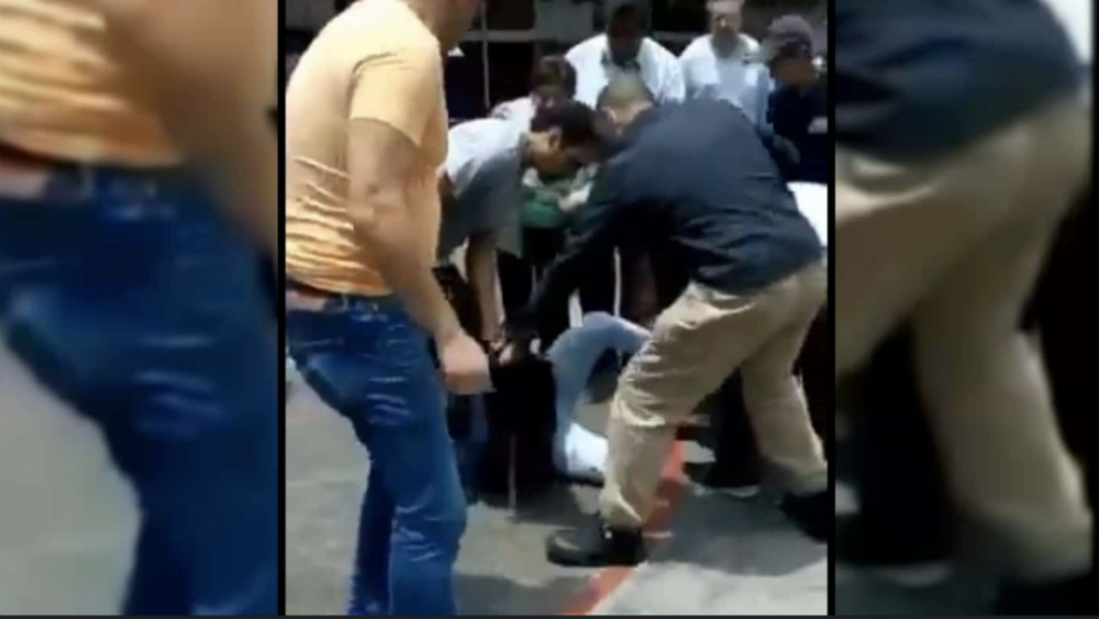 #Video Golpean a presunto ladrón que intentó quitarle medalla a una adulto mayor