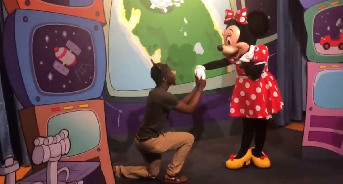 #Video Le propone matrimonio a Minnie y así reaccionó Mickey