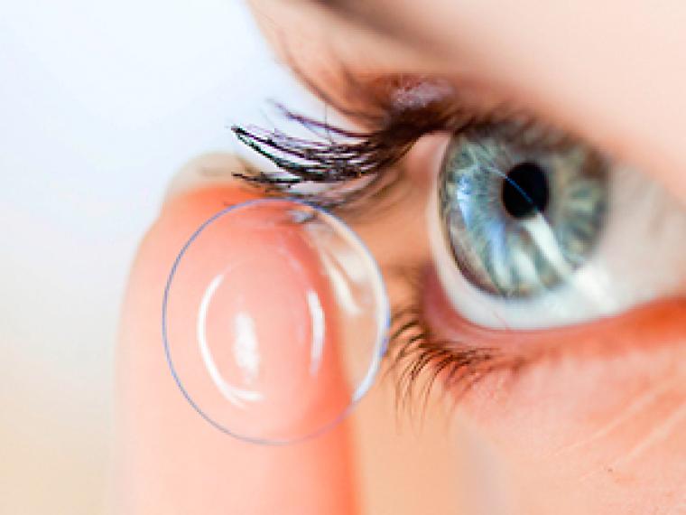 Hallan lente de contacto en ojo de mujer después de 28 años - lente-de-contacto1