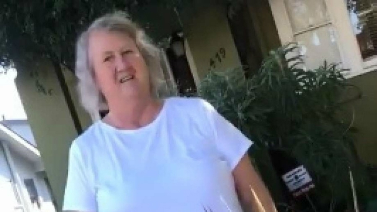 #Video Psicóloga de California amenaza a grupo por hablar español