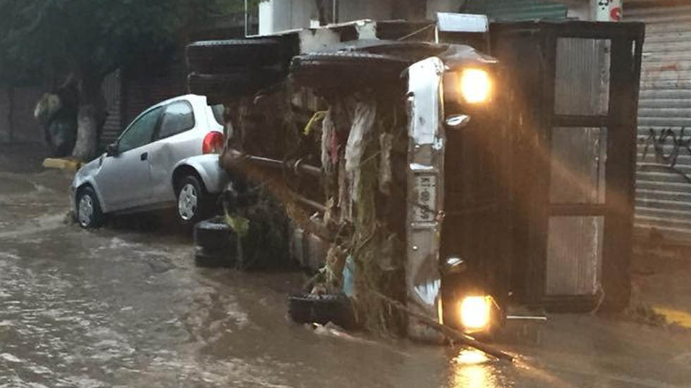 #Video Inundación arrastra vehículos en Chimalhuacán