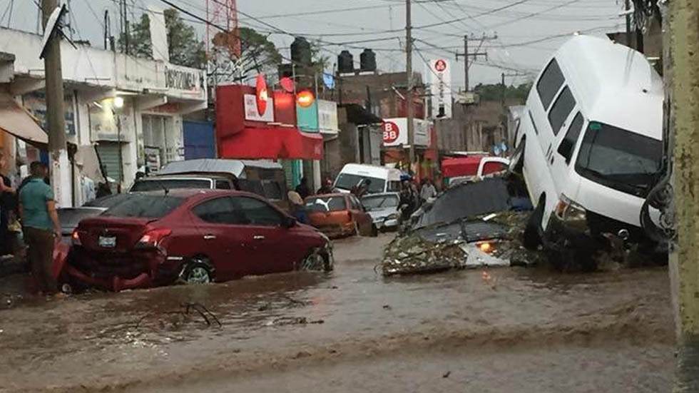 #Video Inundación arrastra vehículos en Chimalhuacán - lluvias-chimalhuacan-vehiculos