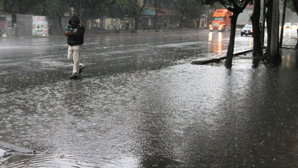 #Video Lluvias generan inundaciones en tres delegaciones de la capital