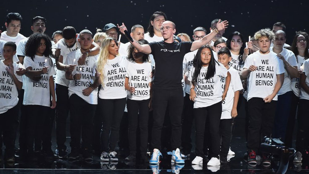 #Video Rapero protesta contra política migratoria de Trump en los VMA’s