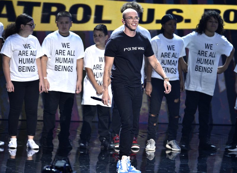 #Video Rapero protesta contra política migratoria de Trump en los VMA's - logic-vma1