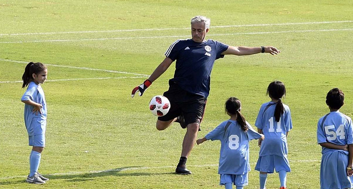 Jugadores del Manchester United se enfrentan a 100 niños