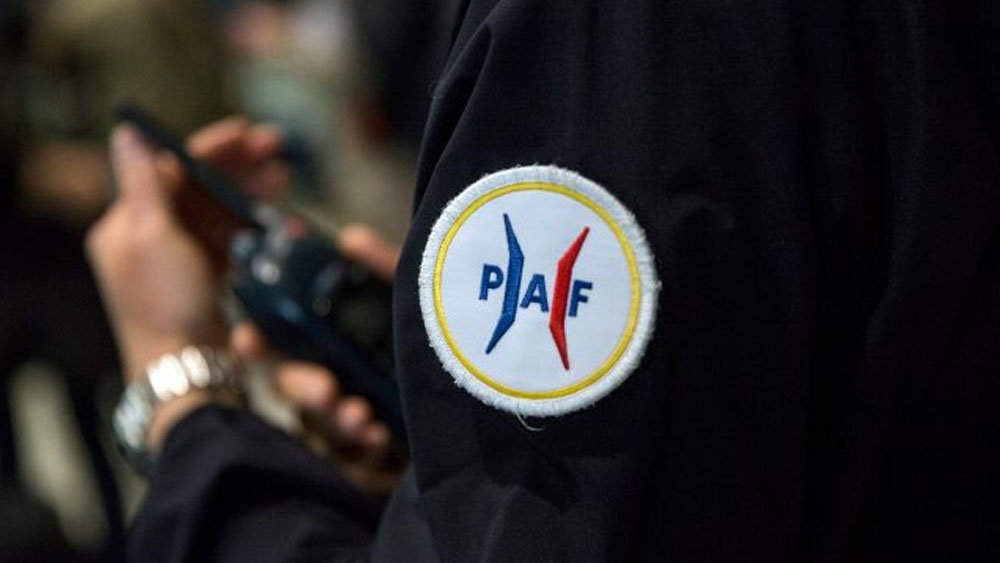 Detienen en París a austríaco proveniente de México con 80 pájaros