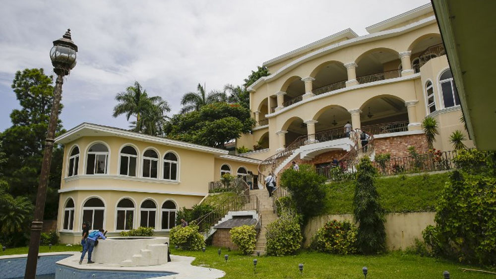 Incautan lujosa mansión a expresidente de El Salvador