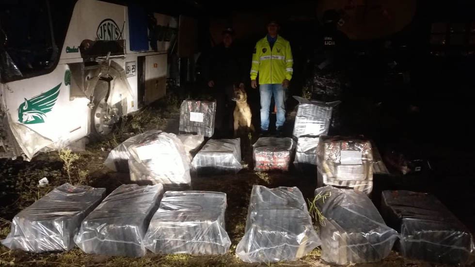 Hallan 579 kilogramos de mariguana en autobús accidentado en Ecuador - mariguana-ecuador-autobus-3